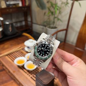 Alternative view of N+ Quality features the 3186 movement/3285 movement for your selection‼Major Breakthrough, Reaching New Heights Rolex GMT-Master II "Left-Handed" (Sprite Bezel) Shockingly Launched with Monocoque Black-Green Ceramic Bezel Crafted from authentic imported 904L steel through forging and polishing processes, it features the same 3186/3285 monocoque automatic mechanical movement as the genuine article, ensuring precise and stable timekeeping.Professionally tested with zero returns! Authentic GMT hand positioned on the second layer, with calendar adjustment via quick-set function. 40mm 904L steel case and bracelet, sapphire crystal, super luminous hands, bidirectional ceramic bezel, folding clasp. Top-tier craftsmanship, premium quality consistently delivered.