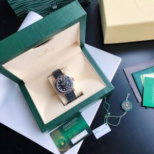 Alternative view of 【Classic Gentleman, One-Time Investment】 The new hit model in the Yacht-Master series, the M126655-0002 men's watch (40mm), is now shipping. Continuing our commitment to exclusive production with one code per watch,Featuring a triple-code-matched movement: a dedicated 0️⃣-return automatic mechanical caliber delivering precise timekeeping and superior performance with up to 48 hours of power reserve. Crafted with a 316L stainless steel case and premium anti-fingerprint ceramic bezel, it replicates the original's bidirectional rotation, perfect curvature, and lustrous finish. Protected by ultra-tough high-density mineral crystal glass, its meticulous construction faithfully preserves the authentic diving and swimming 🏊‍♀️ functionality.meticulously crafted to perfectly replicate the original's diving and swimming 🏊‍♀️ performance. [Dial] Premium-grade luminous finish matching the original factory standard. Luminous hour markers and hands feature flawless, spotless, crystal-clear appearance. Details precisely replicate the genuine article. Inner bezel engraving is sharp and evenly spaced. [Strap] Authentic-matching rubber strap.