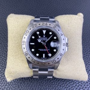 Factory's meticulously crafted masterpiece: ♛ Rolex Explorer II. A reputable manufacturer committed to high quality and exceptional value, benefiting watch enthusiasts everywhere! Case diameter: 42mm. New dial features a six-character small crown. Powered by a replica of the original imported integrated 3285 automatic mechanical movement, ensuring precise and stable timekeeping.Zero returns! The 904L steel case and bracelet feature exquisite brushed finishes, authentic hands, Swiss-grade luminous paint delivering exceptional night visibility, imported high-transparency scratch-resistant sapphire crystal, Swiss-printed dial technology, and meticulously crafted original mold details!Oyster Perpetual Explorer II in Oystersteel, featuring an Oyster bracelet and distinctive white dial. Arrow-shaped 24-hour hand and hour markers coated with CHROMALIGHT luminescent material.The 24-hour bezel ensures reliability in harsh environments. The Explorer II 11 features an additional 24-hour display, with a dedicated hand completing a full rotation every 24 hours rather than the standard 12-hour cycle, pointing to fixed 24-hour graduations on the bezel.This feature enables wearers to distinguish day and night hours, proving particularly vital during expeditions in pitch-dark environments (such as deep caves) or in regions where the sun never sets (like the polar summer). Its clear, legible dial, robust Oystersteel construction, and waterproof performance combine to create a timepiece engineered to conquer the polar extremes.