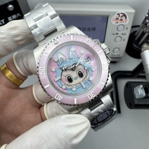 Alternative view of CLEAN➕出品，Rolex&Labubu劳力士Black联名款“拉布布”限量发行字面采用多色油彩表面加上搪瓷使字面更加光亮劳力士 ROLEX -粉色水鬼，40mm搭载一比一超级3135上海一体机芯，整表904L精钢 /搭配ar厂钢带，唯一做到指针夜光/字钉夜光 做到同色 秒针针轴锅盖实心中轴，因为都是第三方工厂加工+自购瑞士 c1+c3夜光粉 ，字钉ip白金电镀 6:陶瓷绿圈采用clean绿圈v4版本 颜色无限接近原装 clean陶瓷类配件 无需赘述 高品质象征 /谨防假clean圈 注意区分温润如玉夜光珠 不死白 采用clean陶瓷圈+夜光珠完美复刻 彻底解决世面上的大部分水鬼痛点，只为极致而生 精致推荐男士机械腕表