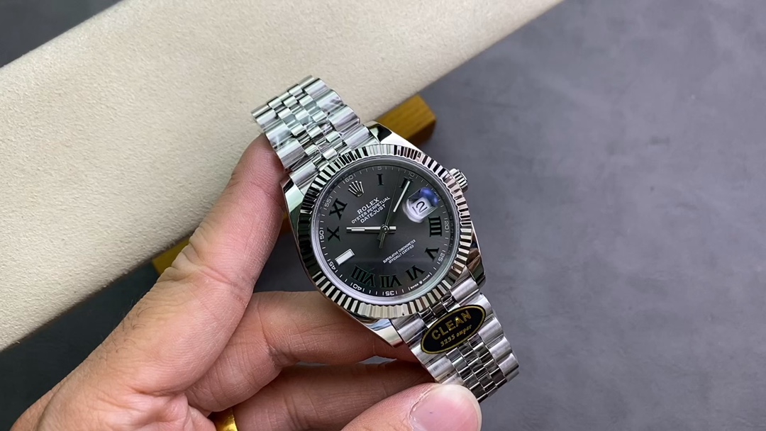 Clean Factory Authentic C Factory New Rolex Datejust Series M126334-022 Green Dial 1: Features 1:1 Super 3235 integrated movement with 72-hour power reserve. No fake movement decoration. Extremely stable movement. 2: Full 904L stainless steel case /Paired with AR Factory steel bracelet and IP vacuum-plated platinum bezel / Free replacement for color fading 3: Gray dial color extremely close to genuine 4: Market's only replica with authentic calendar font; subsequent 1-31 date font authenticity comparison available 5: Only replica achieving matching luminous hands/indexes in matching color—all processed by third-party factories + self-sourced Swiss C1+C3 luminous powder. 6: Indexes/crown logo studs feature full platinum electroplating. Though clean styles are scarce, nearly every piece is premium quality. Completely resolves most Datejust pain points on the market—crafted for perfection. Clean-Datejust