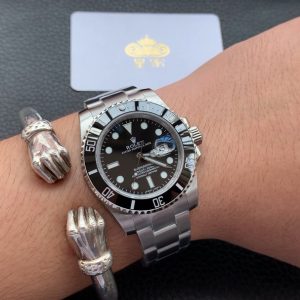 Royal Authentic Footage: Rolex Black Submariner Men's Watch Video Showcase This is an exceptionally mature timepiece. The Rolex Black Submariner features luminous hands and is water-resistant for swimming and diving. No matter how deep you dive, it will perform flawlessly.