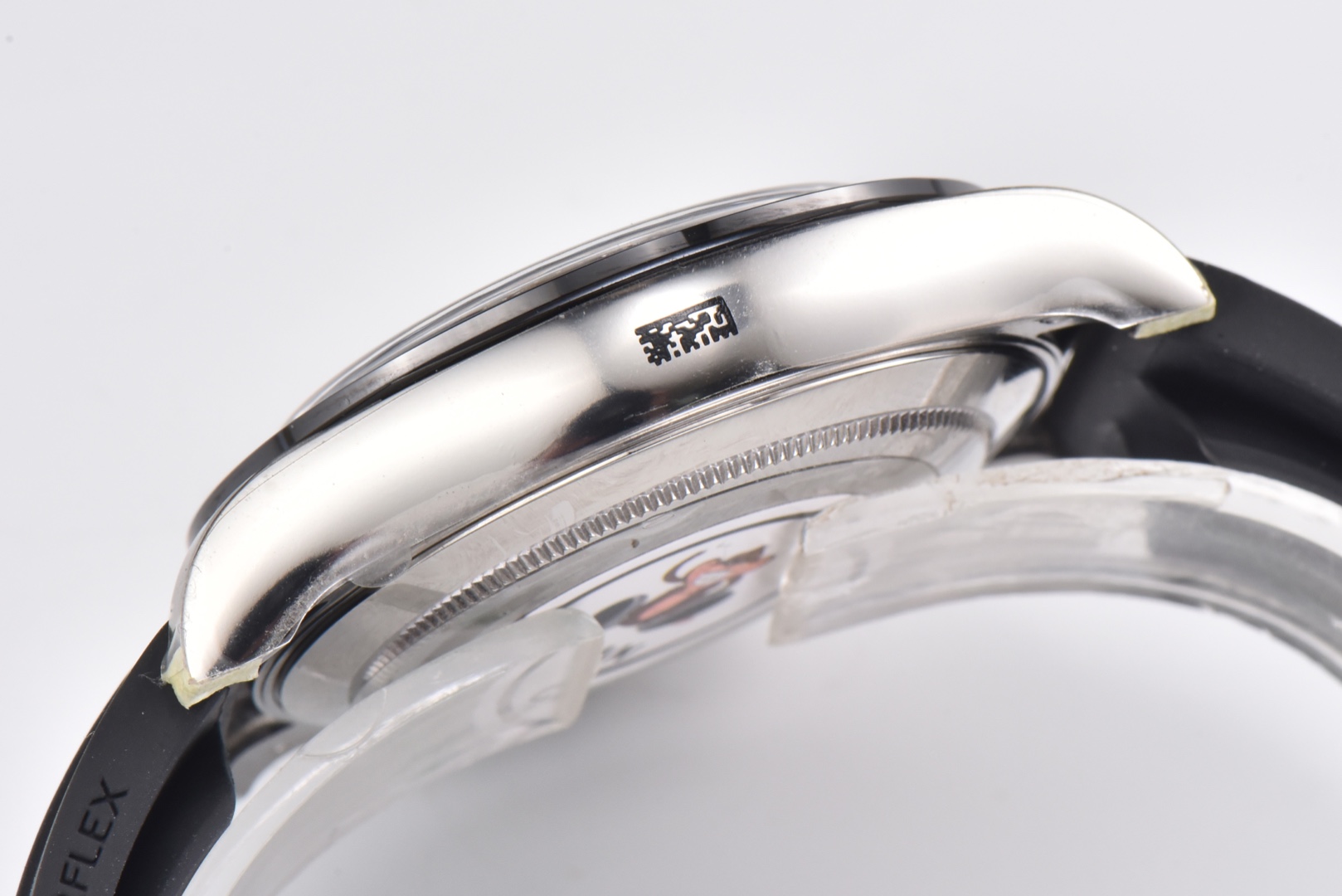 CLEAN Factory/C Factory Rolex 116519 Rubber Strap Daytona Key Features of This 116519 Natural Cloud Mother-of-Pearl Daytona: 1: Two identical mother-of-pearl Daytonas were purchased for molding. One was disassembled for reverse engineering, while the other served as a backup. The mother-of-pearl pattern requires meticulous selection due to high quality standards—many samples fail inspection.3: Fully upgraded hour markers. Flat surfaces are perfectly level, while side edges retain rounded corners—exactly matching the genuine article. 4: Glass considerations. The original glass isn't highly transparent, and its flat surface easily attracts fingerprints. Excessive transparency would look unnatural. We may eventually upgrade to high-transparency glass since customers prefer it—perhaps our last stubborn stand. 5: As a precious metal model, the case features 750/Saint Bernard dog head engravings on all four corners of the caseback. We spared no effort to replicate this detail. Detailed comparison images below show the resemblance. The only shortcoming is the tuft of fur atop the dog head, which remains technically unachievable—a minor flaw. 6: The lugs on both sides of the case are individually crafted. Compared to the standard 116500 steel case version, this is undoubtedly the most cost-intensive part—completely disassembled from the original and meticulously replicated 1:1. Perfectly interchangeable. 7: The strap uses C Factory straps. This is not a gimmick. Detailed comparison images are also provided below. 8: The strap buckle still uses an AR buckle. The opening/closing feel and details match the steel bracelet. C Factory works at a surprisingly slow pace, but we meticulously craft every accessory—never just copying official images. This release will only feature the cement gray colorway. Each subsequent color will include genuine vs. replica comparisons, reflecting our serious approach to the Daytona model.We ask for your patience. Every upcoming model will be a masterpiece, and our pricing may be slightly higher than competitors—a matter of personal perspective. May every watch enthusiast find their perfect timepiece, whether it bears the C Factory name or not. - Image 4