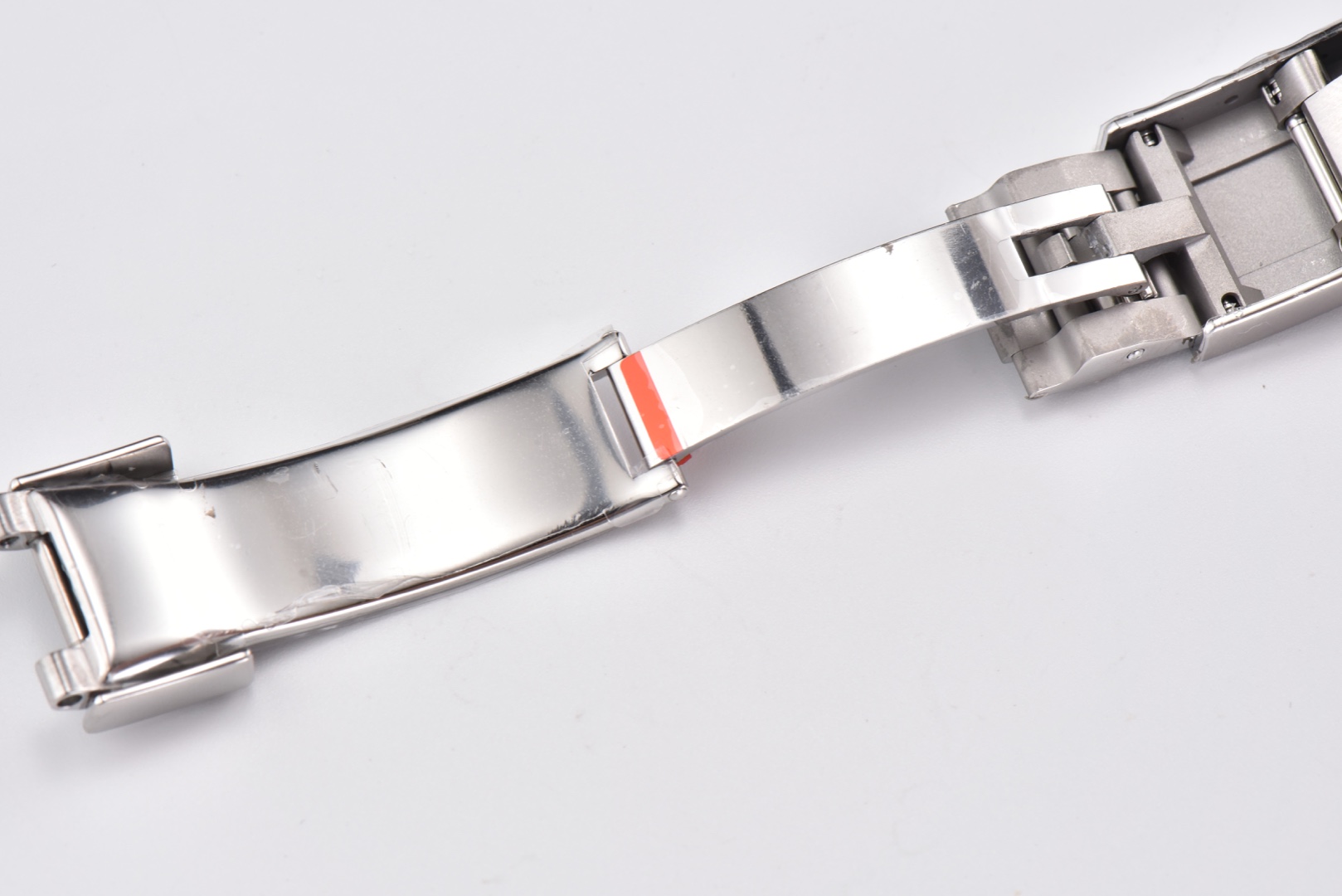 CLEAN Factory/C Factory Rolex 116519 Rubber Strap Daytona Key Features of This 116519 Natural Cloud Mother-of-Pearl Daytona: 1: Two identical mother-of-pearl Daytonas were purchased for molding. One was disassembled for reverse engineering, while the other served as a backup. The mother-of-pearl pattern requires meticulous selection due to high quality standards—many samples fail inspection.3: Fully upgraded hour markers. Flat surfaces are perfectly level, while side edges retain rounded corners—exactly matching the genuine article. 4: Glass considerations. The original glass isn't highly transparent, and its flat surface easily attracts fingerprints. Excessive transparency would look unnatural. We may eventually upgrade to high-transparency glass since customers prefer it—perhaps our last stubborn stand. 5: As a precious metal model, the case features 750/Saint Bernard dog head engravings on all four corners of the caseback. We spared no effort to replicate this detail. Detailed comparison images below show the resemblance. The only shortcoming is the tuft of fur atop the dog head, which remains technically unachievable—a minor flaw. 6: The lugs on both sides of the case are individually crafted. Compared to the standard 116500 steel case version, this is undoubtedly the most cost-intensive part—completely disassembled from the original and meticulously replicated 1:1. Perfectly interchangeable. 7: The strap uses C Factory straps. This is not a gimmick. Detailed comparison images are also provided below. 8: The strap buckle still uses an AR buckle. The opening/closing feel and details match the steel bracelet. C Factory works at a surprisingly slow pace, but we meticulously craft every accessory—never just copying official images. This release will only feature the cement gray colorway. Each subsequent color will include genuine vs. replica comparisons, reflecting our serious approach to the Daytona model.We ask for your patience. Every upcoming model will be a masterpiece, and our pricing may be slightly higher than competitors—a matter of personal perspective. May every watch enthusiast find their perfect timepiece, whether it bears the C Factory name or not. - Image 7