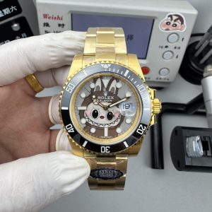 Alternative view of CLEAN➕出品，Rolex&Labubu劳力士Black联名款“拉布布”限量发行字面采用多色油彩表面加上搪瓷使字面更加光亮劳力士 ROLEX -粉色水鬼，40mm搭载一比一超级3135上海一体机芯，整表904L精钢 /搭配ar厂钢带，唯一做到指针夜光/字钉夜光 做到同色 秒针针轴锅盖实心中轴，因为都是第三方工厂加工+自购瑞士 c1+c3夜光粉 ，字钉ip白金电镀 6:陶瓷绿圈采用clean绿圈v4版本 颜色无限接近原装 clean陶瓷类配件 无需赘述 高品质象征 /谨防假clean圈 注意区分温润如玉夜光珠 不死白 采用clean陶瓷圈+夜光珠完美复刻 彻底解决世面上的大部分水鬼痛点，只为极致而生 精致推荐男士机械腕表