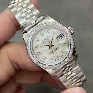 Alternative view of GS Factory Rolex Datejust 28mm Series (Identical to Authentic, Highest Market Quality) Features the Swiss 2671 movement. Key details matching the authentic version: 1⃣️ Case diameter identical to original: 28mm! 2⃣️ Bracelet links identical to authentic, assembled from 5 pieces—extremely challenging!3⃣️ Crown base modified to match the original! 4⃣️ Clasp features an internal spring, identical to the genuine version!5⃣️ The case side features an added QR code for anti-counterfeiting, just like the original! 6⃣️ The case body where it meets the bracelet is engraved with the same markings as the original (the first on the market to achieve a true 1:1 replica). A sincere creation from GS, consistent inside and out, showcasing unique craftsmanship!