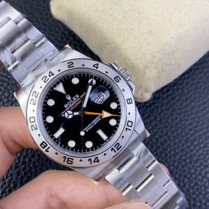 Factory's meticulously crafted masterpiece, ♛ Rolex Explorer II. A reputable manufacturer committed to high quality and exceptional value, benefiting watch enthusiasts everywhere! Watch diameter: 42mm. New dial features a small crown at the 6 o'clock position. Powered by a replica of the original imported integrated 3285 automatic mechanical movement, ensuring precise and stable timekeeping.Zero returns! The 904L steel case and bracelet feature meticulous brushing, authentic hands, Swiss-grade luminous material with exceptional night visibility, imported high-transparency scratch-resistant sapphire crystal, Swiss-printed dial technology, and meticulously crafted original mold details!Oyster Perpetual Explorer II in Oystersteel, paired with an Oyster bracelet and distinctive white dial. Arrow-shaped 24-hour hand and hour markers coated with CHROMALIGHT luminescent material.The 24-hour bezel ensures reliability in demanding environments. The Explorer II 11 features an additional 24-hour display, with a dedicated hand completing a full rotation every 24 hours rather than the standard 12-hour cycle, pointing to fixed 24-hour graduations on the bezel.This feature allows wearers to clearly distinguish between day and night hours, proving particularly vital during expeditions in pitch-dark environments (such as deep caves) or in regions where the sun never sets (like the polar summer). The highly legible dial, robust Oystersteel construction, and waterproof performance combine to create a watch engineered to conquer the polar regions.