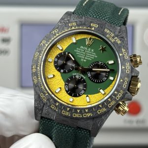 TW Factory ROLEX Cosmograph Daytona Carbon Fiber Custom Edition. This timepiece offers lightweight comfort while maintaining a robust exterior. Each watch features a uniquely patterned carbon fiber material. 【Case】 Dimensions of 40x12.4mm perfectly match the original. TW Factory masterfully crafts the distinctive character of carbon fiber Rolex watches.Exclusively in the market, the entire case, bezel, and caseback are crafted from high-composite carbon fiber and ultra-bright luminous powder. Details undergo meticulous hand-polishing with chamfered edges, delivering exceptional texture. 【Bracelet Clasp】The strap features a hand-woven synthetic fiber band, offering breathable comfort and soft texture. 【Movement】Equipped with the latest precise and mature Shanghai 4130 movement, it perfectly achieves powerful functionality—the ultimate value for money!!!