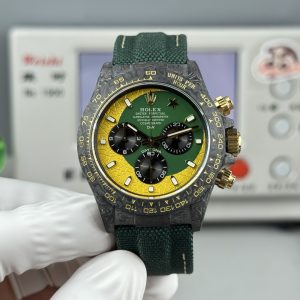 Alternative view of TW Factory ROLEX Cosmograph Daytona Carbon Fiber Custom Edition. This timepiece offers lightweight comfort while maintaining a robust exterior. Each watch features a uniquely patterned carbon fiber material. 【Case】 Dimensions of 40x12.4mm perfectly match the original. TW Factory masterfully crafts the distinctive character of carbon fiber Rolex watches.Exclusively in the market, the entire case, bezel, and caseback are crafted from high-composite carbon fiber and ultra-bright luminous powder. Details undergo meticulous hand-polishing with chamfered edges, delivering exceptional texture. 【Bracelet Clasp】The strap features a hand-woven synthetic fiber band, offering breathable comfort and soft texture. 【Movement】Equipped with the latest precise and mature Shanghai 4130 movement, it perfectly achieves powerful functionality—the ultimate value for money!!!