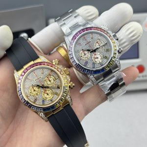 『N+ Factory Daytona』"Rainbow Daytona🌈" Entry Level: Built-in Dandong 7750 movement (adjustable for forward/backward time setting). Rainbow Daytona thickness: 12.2mm! Perfect 1:1 replica molded from the original!!! Rolex Daytona Dimensions: 40mm × 12.2mm / Vintage 12.4mm Functions: Hours, Minutes, Seconds, Chronograph Display Movement: 7750 Integrated "Adjustable Chronograph" Power Reserve: 72 Hours Crystal:Super Crystal natural sapphire Dial: Original custom dial, high-quality material: 904L stainless steel case, original-match quick-release lugs, not small factory one-piece ordinary case Bracelet: AR factory steel bracelet, quality guaranteed Bezel: Dedicated ceramic bezel with platinum-plated coating Luminous: Swiss luminous paint, ultra-strong night light Water Resistance: 100 meters   1.The thickness of the Daytona watch is 12.2mm for the latest 2024 model and 12.4mm for older versions. Other market versions use counterfeit 7750 movement plates, achieving reduced thickness by flattening the pin bar. This results in extremely poor stability and cannot match the authenticity of the genuine product.    2. Integrated movement with engraved and electroplated fonts on the back for enhanced brightness.    3. Steel bracelet sourced from the original AR factory. Additionally, the clasp dimensions have been further optimized.    4. Case back now features enhanced polishing, brighter finish, and refined bezel curvature.    5. Hands upgraded by Buff Factory: all three small seconds hands and the large seconds hand are individually crafted with solid ferrules, featuring mushroom-shaped tips.    6. Ceramic bezel upgraded with platinum-plated lettering for color retention, featuring enhanced font thickness.    7. Dial matches the latest white version, crafted with Swiss ink and Korean ceramic polishing for a rich, pure milky white finish indistinguishable from the original. Eliminates the "dead white" discoloration common in previous market versions.    8. Each hour marker is individually CNC-machined and hand-polished at the edges. Luminous material uses Swiss phosphorescent powder matching the genuine product's color. The final effect achieves the closest luminous visual to the original on the market.    9. Features fully transparent sapphire crystal with no visible edges. N+ continues to deliver premium craftsmanship.