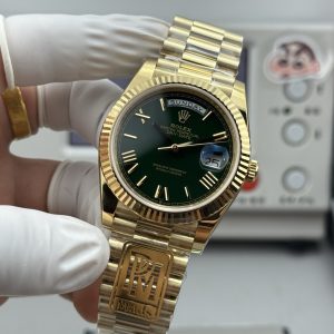 Alternative view of PPM Mods Weighted DD - Ceiling-Level 'Rolex DD Day-Date' PPM's replica redefines the weighted DD version, featuring genuine original molds for strap color, dial color, watch weight, and thickness. The strap incorporates ceramic tubes compatible with authentic models—this is not a compromised replica, but a comprehensive leap in materials and craftsmanship!Rejecting "market-grade" imitations, every gram of weight (precise 209g-212g) and every millimeter of thickness fights for the dignity of the original. Bracelet: Authentic 3mm thickness Weight: Approx. 107g (non-extended) 🈚 Ceramic tube version ±1-2g.Case: Original thickness: 12.3mm (non-thickened) Weight: Original 3255: 102g; Optional 2836: ±1g. Full series total weight: 209g-212g. ⚠️"Excludes diamond bezel models." Authentic thickness achieved through monolithic forging of high-density aerospace-grade military alloy, hardness rivaling 18K gold!Exclusive vacuum ion-plated gold technology delivers a luster infinitely close to 18K gold's signature warm texture, offering scratch resistance and durability. Precisely replicates every link's shape, thickness, and curvature of the genuine strap. Dial: Features original 3D ink, matching the top-tier dial craftsmanship of the factory. Sharp hands, full indices, and uniform luminescence.Movement options: Premium Edition 2836 or 3255 integrated movement (±72-hour power reserve) available for your selection!