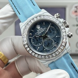 Alternative view of TW Factory ROLEX Cosmograph Daytona Carbon Fiber Custom Edition. This timepiece offers lightweight comfort while maintaining a robust exterior. Each watch features a uniquely patterned carbon fiber material. 【Case】 Dimensions of 40x12.4mm perfectly match the original. TW Factory masterfully crafts the distinctive character of carbon fiber Rolex watches.Exclusively in the market, the entire case, bezel, and caseback are crafted from high-composite carbon fiber and ultra-bright luminous powder. Details undergo hand-polished chamfering for exceptional texture. 【Bracelet Clasp】The strap features a hand-woven synthetic fiber band, offering breathable comfort and soft texture. 【Movement】Equipped with the latest precise and mature 4802 movement, it perfectly delivers powerful functionality—the ultimate value for money!!!