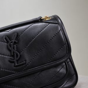 Alternative view of Niki 22cm · Black Lambskin Spring/Summer Lambskin Edition The Niki's metal chain has been upgraded to a substantial gold finish, lending the bag an added touch of elegance and sophistication. It strikes the perfect balance—not overly trendy yet distinctly expressive—making it a truly remarkable piece! Crafted from exclusive ZP genuine leather sourced directly from the manufacturer, paired with premium solid brass hardware—it unmistakably carries the authentic feel of the real deal!Model p810: 533037 Dimensions: 22x16.5x7.5cm