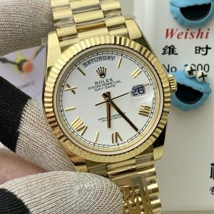 Alternative view of PPM Mods Weighted DD - Ceiling-Level 'Rolex DD Day-Date' PPM's replica redefines the weighted DD version, featuring genuine original molds for strap color, dial color, watch weight, and thickness. The strap incorporates ceramic tubes compatible with authentic models—this is no compromise replica, but a comprehensive leap in materials and craftsmanship!Rejecting "market-grade knockoffs," every gram of weight (precise 209g-212g) and every millimeter of thickness fights for the dignity of the original. Bracelet: Authentic 3mm thickness Weight: Approx. 107g (non-extended) 🈚 Ceramic tube version ±1-2g.Case: Original thickness: 12.3mm (non-thickened) Weight: Original 3255: 102g; Optional 2836: ±1g. Full series total weight: 209g-212g. ⚠️"Excludes diamond bezel models." Authentic thickness achieved through monolithic forging of high-density aerospace-grade military alloy, hardness rivaling 18K gold!Exclusive vacuum ion-plated gold technology delivers a luster infinitely close to 18K gold's signature warm texture, offering scratch resistance and durability. Precisely replicates every link's form, thickness, and curvature of the genuine strap. Dial: Features original-grade raised ink, matching the top-tier dial craftsmanship of the factory. Sharp hands, full hour markers, and uniform luminous coating.Movement options: Premium Edition 2836 or 3255 integrated movement (±72-hour power reserve) available for your selection!