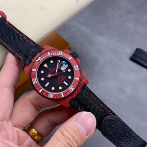 VS Rolex Custom New Model: Red Demon Submariner 1. Compatible with genuine 3135 movement—the ultimate upgrade for authentic modifications. 2. Authentic colored carbon fiber case with stunning, eye-catching hues. Carbon fiber offers unmatched durability against scratches and wear, plus water resistance and color retention—far surpassing steel PVD finishes.3. Ultra-lightweight at just 62 grams—that's about the weight of an egg. Exceptional wearing comfort. 4. Bezel and crown feature imported super-luminescent coating for intense brightness and long-lasting glow. A true standout in the dark.
