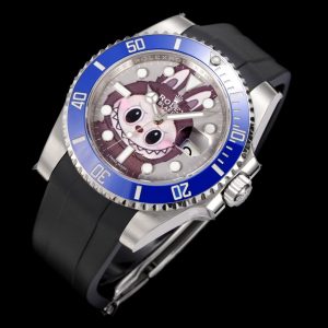 Alternative view of CLEAN➕出品，Rolex&Labubu劳力士Black联名款“拉布布”限量发行字面采用多色油彩表面加上搪瓷使字面更加光亮劳力士 ROLEX -粉色水鬼，40mm搭载一比一超级3135上海一体机芯，整表904L精钢 /搭配ar厂钢带，唯一做到指针夜光/字钉夜光 做到同色 秒针针轴锅盖实心中轴，因为都是第三方工厂加工+自购瑞士 c1+c3夜光粉 ，字钉ip白金电镀 6:陶瓷绿圈采用clean绿圈v4版本 颜色无限接近原装 clean陶瓷类配件 无需赘述 高品质象征 /谨防假clean圈 注意区分温润如玉夜光珠 不死白 采用clean陶瓷圈+夜光珠完美复刻 彻底解决世面上的大部分水鬼痛点，只为极致而生 精致推荐男士机械腕表