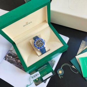 The all-new upgraded Submariner—the brightest star in the night sky. As the Submariner Date undergoes its generational upgrade, we've collaborated with elite component manufacturers to rigorously inspect and select parts, striving for perfection in every timepiece! This Submariner features meticulous attention to detail and multi-tiered quality control, including: 1.Premium Dial: Crafted by industry-leading factories, the Submariner dial features sunburst patterns with light-gathering effects identical to the original. The dial logo and fonts rival the genuine article, while the beveled hour markers showcase exquisite polishing!Indexes generously filled with imported luminous powder, appearing perfectly rounded and full under magnifier inspection. Exceptional night-time visibility with long-lasting performance. ⚠️ No impurities whatsoever in the luminous coating. 2. Authentic Calendar: The market's sole replica featuring the original Citizen movement calendar font. The only replica in its class with calendar text identical to the genuine article. ⚠️ Compare calendar font details under a magnifier!Blue-coated magnifying lens with magnification level and case clearance details uniquely matched to the genuine version. 3. Three-code alignment:Exclusive across all platforms: ships with authentic accessories—watch, warranty card, and tag—all bearing identical model numbers and serial codes with zero duplication. 4. Original Bezel: Ceramic bezel with milky-white luminous pearls delivering ultra-bright night glow. Both luminous effect and non-luminous color match the original. Bezel markers feature mercury filling via top-tier craftsmanship—a first in its class.