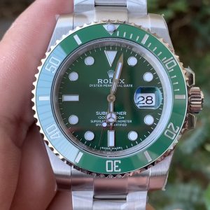 Green Submariner features the latest green bezel (the newest! + custom luminous pearls, no need to worry about overly yellow hues!) 1. The green ceramic is more emerald-green, with a natural, subtle yellowish tint; 2. The hour marker coating is genuinely optimized to a silvery-white platinum finish; 3. The hour marker background texture is finer, with more precise chamfered edges;4. The jade bezel is among the first to incorporate anti-fingerprint coating technology... Authentic photo comparison—quality speaks for itself.