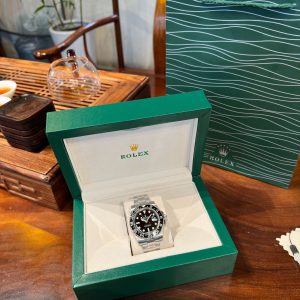 N+ Rolex GMT "Coke Bezel" can be upgraded to a UV-illuminated authentication bezel displaying "full red luminescence" – the official 2023 latest authentication version. Available with either the 3186 movement or 3285 movement for your selection!1⃣️ Movement: Identical to the original GMT dual-time zone hand positioned on the second layer above the base hour hand. Layering from bottom to top: Hour hand - Dual-time zone hand - Minute hand - Second hand. Features the same date adjustment function via hour hand quick-set mechanism as the authentic model.2⃣️ Bracelet: Crafted from German-imported 904L steel. Brushed sections feature crisp, polished transitions. Seamless integration at the top, with bracelet and case fitting perfectly flush. Bracelet/top aligns precisely with the case, matching the genuine article. We uphold our commitment to never substitute with ordinary steel.3⃣️ Luminescence: Utilizes imported Swiss C3 super-luminescent powder, matching the original brightness. Fonts are printed in 3D with dimensions identical to the genuine version. 4⃣️ Crystal:The junction between the crystal and case is completely transparent with no visible white edges. Crystal clarity matches the original's translucent base. The crystal protrudes over the date window just like the genuine piece. 5⃣️ Ceramic Bezel: Features third-generation genuine ceramic in Red-Blue (purple light detectable)/Black-Blue/Black variants. The monolithic ceramic construction currently offers the closest match to the authentic piece in both color and translucency. The bezel has been rated by top reviewers across the web as the strongest, top-tier premium product.