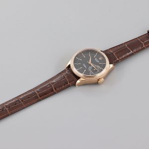 TWC Rolex Cellini Series 1⃣️ Features the 3195 automatic winding movement with quick-set hour hand and quick-set moon phase, matching the genuine model's functions. 2⃣️ Monobloc middle case with screw-down caseback and winding crown. 3⃣️ Structural dimensions and thickness identical to the original: 39mm diameter, 12.5mm thickness. 4⃣️ Domed sapphire crystal, premium Italian full-grain leather strap with edge stitching, achieving time adjustment, thickness, and structure identical to the original.