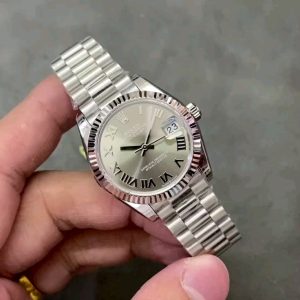 GS Masterpiece—Rolex Oyster Perpetual Datejust 31mm Series Watch: Elegant without being ostentatious, timelessly refined! [Oyster Case, Symbol of Water Resistance] Watch diameter: 31mm, thickness identical to the original, specifications matching the genuine article. 1. Classic Oyster case paired with a fluted bezel 2. Screw-down crown design, recreating the dual-lock waterproof system 3. Crystal material—scratch-resistant blue sapphire crystal with anti-reflective coatingClassic Oyster case paired with a fluted bezel. 2. Screw-down crown with dual waterproof system. 3. Scratch-resistant sapphire crystal with anti-reflective coating and convex magnifying (2.5x) date window. [Bracelet Details] Different models feature distinct steel bracelets: 1. Jubilee Bracelet(Five-link design)         Material: Stainless steel, Jubilee style, five-row links 2. Oyster Bracelet(Three-link design)         Material: Stainless steel, President-style, semi-circular three-row links. 3. Clasp Type: Folding clasp, concealed folding crown clasp. [Movement] Features the refined and stable Seiko 2236 movement. Steady and minimalist. Dignified yet restrained. Elegant without ostentation. Timelessly sophisticated!