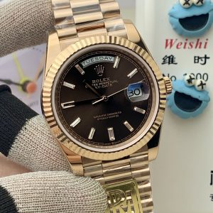 Alternative view of PPM Mods Weighted DD - Ceiling-Level 'Rolex DD Day-Date' PPM's replica DD redefines the weighted version, featuring genuine original molds for strap color, dial color, watch weight, and thickness. The strap incorporates ceramic tubes compatible with authentic models—this is not a compromised replica, but a comprehensive leap in materials and craftsmanship!Rejecting "market-grade" imitations, every gram of weight (precise 209g-212g) and every millimeter of thickness fights for the dignity of the original. Bracelet: Authentic 3mm thickness Weight: Approx. 107g (non-extended) 🈚 Ceramic tube version ±1-2g.Case: Original thickness: 12.3mm (non-thickened) Weight: Original 3255: 102g; Optional 2836: ±1g. Full series total weight: 209g-212g. ⚠️"Excludes diamond-set models." Authentic thickness achieved through monolithic forging of high-density aerospace-grade military alloy, hardness rivaling 18K gold!Exclusive vacuum ion-plated gold technology delivers a luster infinitely close to 18K gold's signature warm texture, offering scratch resistance and durability. Precisely replicates every link's form, thickness, and curvature of the genuine strap. Dial: Features original-grade raised ink, matching the top-tier dial craftsmanship of the factory. Sharp hands, full hour markers, and uniform luminescence.Movement options: Premium Edition 2836 or 3255 integrated movement (±72-hour power reserve) available for your selection!