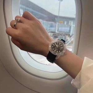 Alternative view of The luminous glow of the transparent Submariner—stunning.