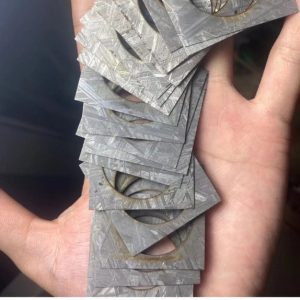 Now Accepting Pre-orders! Rolex Daytona "Genuine Meteorite" Dial Substitute, sourced from distant outer space. Crafted from Swedish-imported Muonionalusta meteorite iron, each piece is meticulously selected for its unique Weidmann's pattern—a crisscrossed interplay of iron and nickel. From raw material selection to final production, the scrap rate is exceptionally high. Manufactured according to authentic Swiss craftsmanship,After undergoing twenty meticulous processes, it bids farewell to the visual fatigue caused by the earthy cement tones of raw meteorite black and gray. It restores the most authentic feel of the genuine article, further highlighting the three key characteristics: white, bright, and sparkling. This exquisite and one-of-a-kind meteorite dial delivers a perfect visual feast. Seemingly ordinary, yet every watch featuring this meteorite dial becomes a "unique piece."