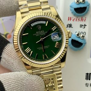 Alternative view of PPM Mods Weighted DD - Ceiling-Level 'Rolex DD Day-Date' PPM's replica redefines the weighted DD version, featuring genuine original molds for strap color, dial color, watch weight, and thickness. The strap incorporates ceramic tubes compatible with authentic models—this is not a compromised replica, but a comprehensive leap in materials and craftsmanship!Rejecting "market-grade" imitations, every gram of weight (precise 209g-212g) and every millimeter of thickness fights for the dignity of the original. Bracelet: Authentic 3mm thickness Weight: Approx. 107g (non-extended) 🈚 Ceramic tube version ±1-2g.Case: Original thickness: 12.3mm (non-thickened) Weight: Original 3255: 102g; Optional 2836: ±1g. Full series total weight: 209g-212g. ⚠️"Excludes diamond bezel models." Authentic thickness achieved through monolithic forging of high-density aerospace-grade military alloy, hardness rivaling 18K gold!Exclusive vacuum ion-plated gold technology delivers a luster infinitely close to 18K gold's signature warm texture, offering scratch resistance and durability. Precisely replicates every link's form, thickness, and curvature of the genuine strap. Dial: Features original-grade raised ink, matching the top-tier dial craftsmanship of the factory. Sharp hands, full hour markers, and uniform luminescence.Movement options: Premium Edition 2836 or 3255 integrated movement (±72-hour power reserve) available for your selection!