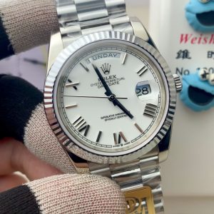 PPM Mods Weighted DD - Ceiling-Level 'Rolex DD Day-Date' PPM's replica redefines the weighted DD version, featuring genuine original molds for strap color, dial color, watch weight, and thickness. The strap incorporates ceramic tubes compatible with authentic models—this is not a compromised replica, but a comprehensive leap in materials and craftsmanship!Rejecting "market-grade" imitations, every gram of weight (precise 209g-212g) and every millimeter of thickness fights for the dignity of the original. Bracelet: Authentic 3mm thickness Weight: Approx. 107g (non-extended) 🈚 Ceramic tube version ±1-2g.Case: Original thickness: 12.3mm (non-thickened) Weight: Original 3255: 102g; Optional 2836: ±1g. Full series total weight: 209g-212g. ⚠️"Excludes diamond-set models." Authentic thickness achieved through monolithic forging of high-density aerospace-grade military alloy, hardness rivaling 18K gold!Exclusive vacuum ion-plated gold technology delivers a luster infinitely close to 18K gold's signature warm texture, offering scratch resistance and durability. Precisely replicates every link's form, thickness, and curvature of the genuine strap. Dial: Features original-grade raised ink, matching the top-tier dial craftsmanship of the factory. Sharp hands, full hour markers, and uniform luminescence.Movement options: Premium Edition 2836 or 3255 integrated movement (±72-hour power reserve) available for your selection!