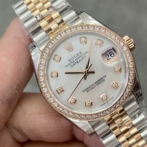 Alternative view of GS Masterpiece—Rolex Oyster Perpetual Datejust 31mm Series Watch: Elegant without being flashy, timelessly refined! [Oyster Case, Symbol of Water Resistance] Watch diameter: 31mm, thickness identical to the original, specifications matching the genuine article. 1. Classic Oyster case with fluted bezel 2. Screw-down crown, recreating the Twinlock double waterproof system 3. Crystal material: Scratch-resistant blue crystal glass with anti-reflective coatingClassic Oyster case paired with a fluted bezel. 2. Screw-down crown with dual waterproof system. 3. Scratch-resistant sapphire crystal with anti-reflective coating and convex magnifying (2.5x) date window. [Bracelet Details] Different models feature distinct steel bracelets: 1. Jubilee Bracelet(Five-link design)         Material: Stainless steel, Jubilee style, five-row links 2. Oyster Bracelet(Three-link design)         Material: Stainless steel, President-style, semi-circular three-row links. 3. Clasp Type: Folding clasp, concealed folding crown clasp. [Movement] Features the refined and stable Seiko 2236 movement. Steady and minimalist. Dignified yet restrained. Elegant without ostentation. Timelessly sophisticated!