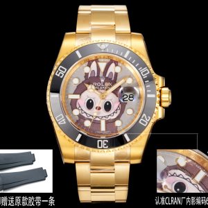 CLEAN➕出品，Rolex&Labubu劳力士Black联名款“拉布布”限量发行字面采用多色油彩表面加上搪瓷使字面更加光亮劳力士 ROLEX -粉色水鬼，40mm搭载一比一超级3135上海一体机芯，整表904L精钢 /搭配ar厂钢带，唯一做到指针夜光/字钉夜光 做到同色 秒针针轴锅盖实心中轴，因为都是第三方工厂加工+自购瑞士 c1+c3夜光粉 ，字钉ip白金电镀 6:陶瓷绿圈采用clean绿圈v4版本 颜色无限接近原装 clean陶瓷类配件 无需赘述 高品质象征 /谨防假clean圈 注意区分温润如玉夜光珠 不死白 采用clean陶瓷圈+夜光珠完美复刻 彻底解决世面上的大部分水鬼痛点，只为极致而生 精致推荐男士机械腕表