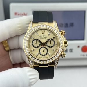 『N+ Factory Daytona』"Hidden Edition" Entry Level: Built-in Dandong 7750 Movement (Adjustable Chronograph) Diamond Daytona Thickness 12.2mm! Perfect 1:1 Replica of Original Mold!!! Rolex - Daytona Dimensions: 40mm × 12.2mm / Original 12.4mm Functions: Hours, Minutes, Seconds, Chronograph Display Movement: 7750 Integrated "Can be modified for forward adjustment" Power Reserve: 72 hours Crystal:Super Crystal natural sapphire crystal Dial: Original custom dial, high-quality material: 904L stainless steel case, authentic quick-release crown, not mass-produced one-piece case Bracelet: AR factory steel bracelet, quality guaranteed Bezel: Dedicated ceramic bezel with platinum-plated coating Luminous: Swiss luminous paint, ultra-bright night visibility Water Resistance: 100 meters   1.The thickness of the Daytona watch is 12.2mm for the latest 2024 model and 12.4mm for older versions. Other market versions use 7750 fake movement plates, reducing movement thickness by flattening the pin bar. This results in extremely poor stability and cannot match the authenticity of the genuine product.    2. Integrated movement with engraved and electroplated fonts on the back for enhanced brightness.    3. Steel bracelet sourced from the original AR factory. Additionally, the clasp dimensions have been further optimized.    4. Case back now features enhanced polishing, brighter finish, and refined bezel curvature.    5. Hands upgraded by Buff Factory: all three small seconds hands and the large seconds hand are individually crafted with solid ferrules, featuring mushroom-shaped caps.    6. Ceramic bezel upgraded with platinum-plated lettering to prevent discoloration, featuring enhanced font thickness.    7. Dial matches the latest white version, crafted with Swiss ink and Korean ceramic polishing for a rich, pure milky white finish indistinguishable from the original. Eliminates the "dead white" discoloration common in previous market versions.    8. Each hour marker is individually CNC-machined and hand-polished at the edges. Luminescence uses Swiss phosphorescent powder matching the genuine product's color. The final effect achieves the closest market approximation to the original luminous visual. 9. Features fully transparent sapphire crystal with no visible edges. N+ continues to deliver premium craftsmanship.