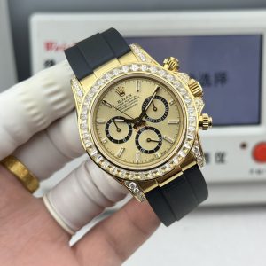 Alternative view of 『N+ Factory Daytona』"Hidden Edition" Entry Level: Built-in Dandong 7750 Movement (Adjustable Chronograph) Diamond Daytona Thickness 12.2mm! Perfect 1:1 Replica of Original Mold!!! Rolex - Daytona Dimensions: 40mm × 12.2mm / Original 12.4mm Functions: Hours, Minutes, Seconds, Chronograph Display Movement: 7750 Integrated "Can be modified for forward adjustment" Power Reserve: 72 hours Crystal:Super Crystal natural sapphire crystal Dial: Original custom dial, high-quality material: 904L stainless steel case, authentic quick-release crown, not mass-produced one-piece case Bracelet: AR factory steel bracelet, quality guaranteed Bezel: Dedicated ceramic bezel with platinum-plated coating Luminous: Swiss luminous paint, ultra-bright night visibility Water Resistance: 100 meters   1.The thickness of the Daytona watch is 12.2mm for the latest 2024 model and 12.4mm for older versions. Other market versions use 7750 fake movement plates, reducing movement thickness by flattening the pin bar. This results in extremely poor stability and cannot match the authenticity of the genuine product.    2. Integrated movement with engraved and electroplated fonts on the back for enhanced brightness.    3. Steel bracelet sourced from the original AR factory. Additionally, the clasp dimensions have been further optimized.    4. Case back now features enhanced polishing, brighter finish, and refined bezel curvature.    5. Hands upgraded by Buff Factory: all three small seconds hands and the large seconds hand are individually crafted with solid ferrules, featuring mushroom-shaped caps.    6. Ceramic bezel upgraded with platinum-plated lettering to prevent discoloration, featuring enhanced font thickness.    7. Dial matches the latest white version, crafted with Swiss ink and Korean ceramic polishing for a rich, pure milky white finish indistinguishable from the original. Eliminates the "dead white" discoloration common in previous market versions.    8. Each hour marker is individually CNC-machined and hand-polished at the edges. Luminescence uses Swiss phosphorescent powder matching the genuine product's color. The final effect achieves the closest market approximation to the original luminous visual. 9. Features fully transparent sapphire crystal with no visible edges. N+ continues to deliver premium craftsmanship.