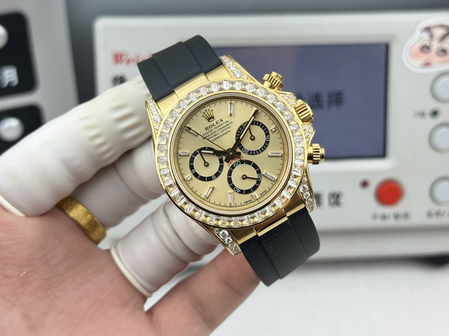『N+ Factory Daytona』"Hidden Edition" Entry Level: Built-in Dandong 7750 Movement (Adjustable Chronograph) Diamond Daytona Thickness 12.2mm! Perfect 1:1 Replica of Original Mold!!! Rolex - Daytona Dimensions: 40mm × 12.2mm / Original 12.4mm Functions: Hours, Minutes, Seconds, Chronograph Display Movement: 7750 Integrated "Can be modified for forward adjustment" Power Reserve: 72 hours Crystal:Super Crystal natural sapphire crystal Dial: Original custom dial, high-quality material: 904L stainless steel case, authentic quick-release crown, not mass-produced one-piece case Bracelet: AR factory steel bracelet, quality guaranteed Bezel: Dedicated ceramic bezel with platinum-plated coating Luminous: Swiss luminous paint, ultra-bright night visibility Water Resistance: 100 meters 1.The thickness of the Daytona watch is 12.2mm for the latest 2024 model and 12.4mm for older versions. Other market versions use 7750 fake movement plates, reducing movement thickness by flattening the pin bar. This results in extremely poor stability and cannot match the authenticity of the genuine product. 2. Integrated movement with engraved and electroplated fonts on the back for enhanced brightness. 3. Steel bracelet sourced from the original AR factory. Additionally, the clasp dimensions have been further optimized. 4. Case back now features enhanced polishing, brighter finish, and refined bezel curvature. 5. Hands upgraded by Buff Factory: all three small seconds hands and the large seconds hand are individually crafted with solid ferrules, featuring mushroom-shaped caps. 6. Ceramic bezel upgraded with platinum-plated lettering to prevent discoloration, featuring enhanced font thickness. 7. Dial matches the latest white version, crafted with Swiss ink and Korean ceramic polishing for a rich, pure milky white finish indistinguishable from the original. Eliminates the "dead white" discoloration common in previous market versions. 8. Each hour marker is individually CNC-machined and hand-polished at the edges. Luminescence uses Swiss phosphorescent powder matching the genuine product's color. The final effect achieves the closest market approximation to the original luminous visual. 9. Features fully transparent sapphire crystal with no visible edges. N+ continues to deliver premium craftsmanship. - Image 2