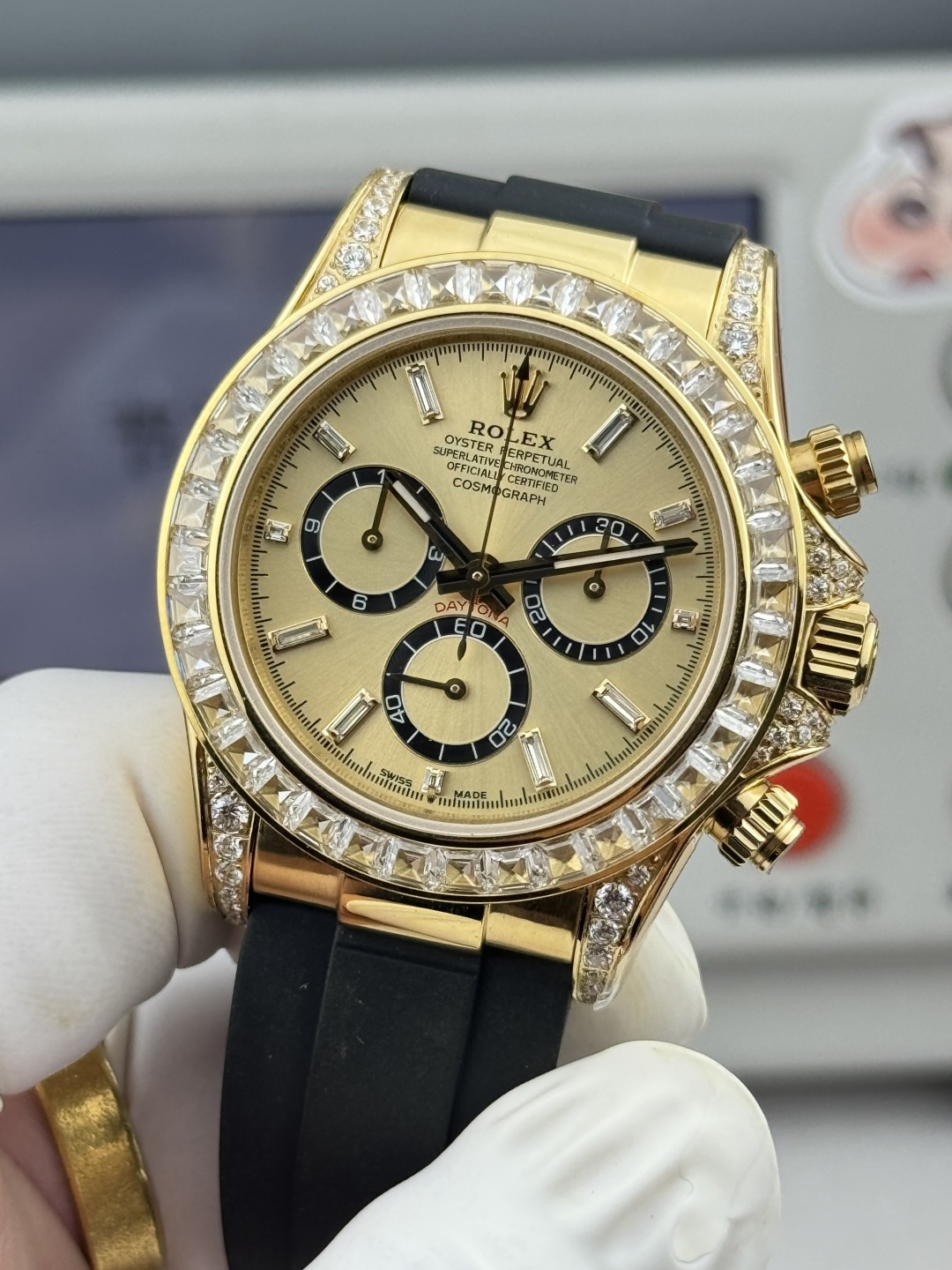 『N+ Factory Daytona』"Hidden Edition" Entry Level: Built-in Dandong 7750 Movement (Adjustable Chronograph) Diamond Daytona Thickness 12.2mm! Perfect 1:1 Replica of Original Mold!!! Rolex - Daytona Dimensions: 40mm × 12.2mm / Original 12.4mm Functions: Hours, Minutes, Seconds, Chronograph Display Movement: 7750 Integrated "Can be modified for forward adjustment" Power Reserve: 72 hours Crystal:Super Crystal natural sapphire crystal Dial: Original custom dial, high-quality material: 904L stainless steel case, authentic quick-release crown, not mass-produced one-piece case Bracelet: AR factory steel bracelet, quality guaranteed Bezel: Dedicated ceramic bezel with platinum-plated coating Luminous: Swiss luminous paint, ultra-bright night visibility Water Resistance: 100 meters 1.The thickness of the Daytona watch is 12.2mm for the latest 2024 model and 12.4mm for older versions. Other market versions use 7750 fake movement plates, reducing movement thickness by flattening the pin bar. This results in extremely poor stability and cannot match the authenticity of the genuine product. 2. Integrated movement with engraved and electroplated fonts on the back for enhanced brightness. 3. Steel bracelet sourced from the original AR factory. Additionally, the clasp dimensions have been further optimized. 4. Case back now features enhanced polishing, brighter finish, and refined bezel curvature. 5. Hands upgraded by Buff Factory: all three small seconds hands and the large seconds hand are individually crafted with solid ferrules, featuring mushroom-shaped caps. 6. Ceramic bezel upgraded with platinum-plated lettering to prevent discoloration, featuring enhanced font thickness. 7. Dial matches the latest white version, crafted with Swiss ink and Korean ceramic polishing for a rich, pure milky white finish indistinguishable from the original. Eliminates the "dead white" discoloration common in previous market versions. 8. Each hour marker is individually CNC-machined and hand-polished at the edges. Luminescence uses Swiss phosphorescent powder matching the genuine product's color. The final effect achieves the closest market approximation to the original luminous visual. 9. Features fully transparent sapphire crystal with no visible edges. N+ continues to deliver premium craftsmanship. - Image 4