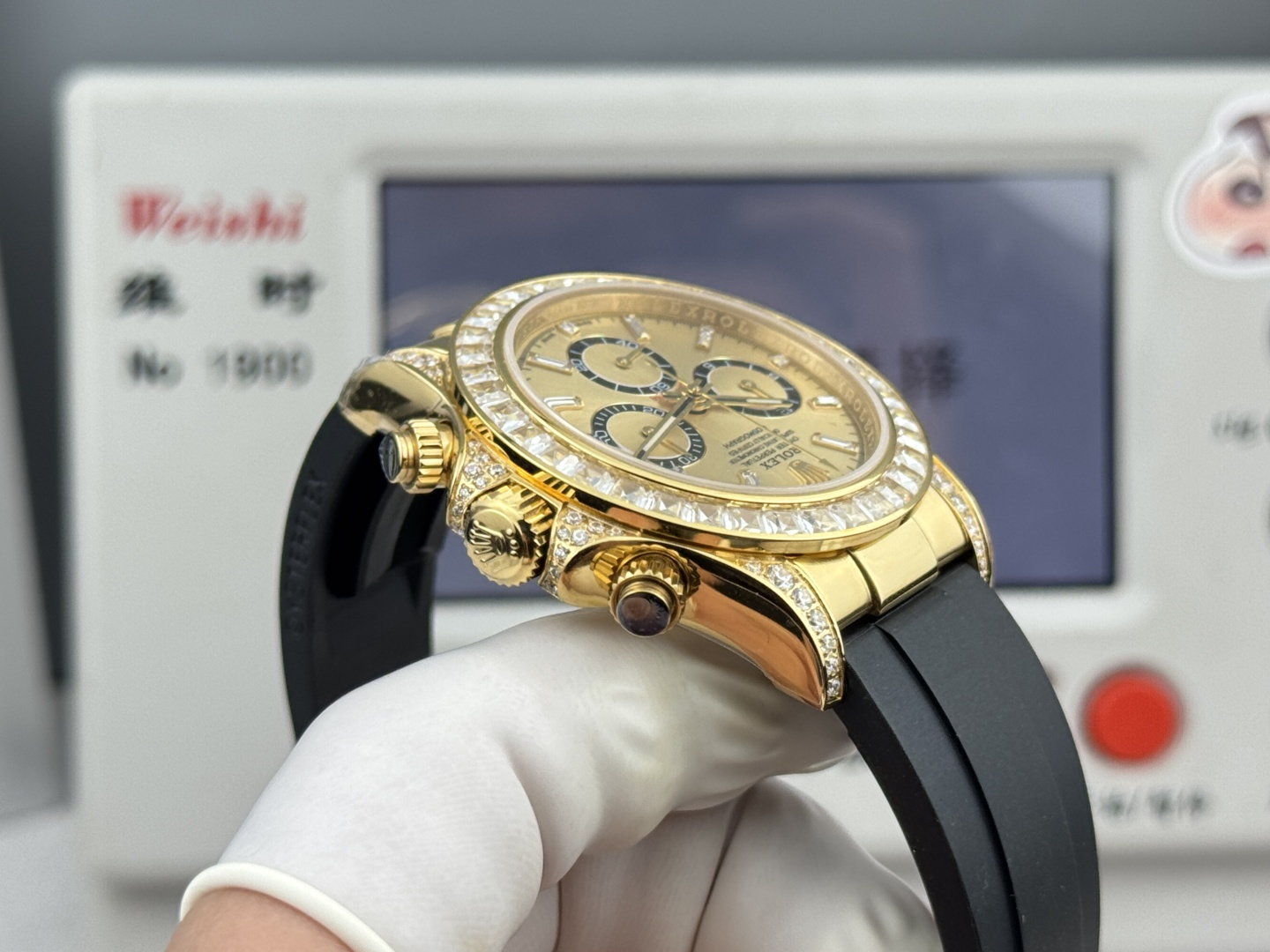 『N+ Factory Daytona』"Hidden Edition" Entry Level: Built-in Dandong 7750 Movement (Adjustable Chronograph) Diamond Daytona Thickness 12.2mm! Perfect 1:1 Replica of Original Mold!!! Rolex - Daytona Dimensions: 40mm × 12.2mm / Original 12.4mm Functions: Hours, Minutes, Seconds, Chronograph Display Movement: 7750 Integrated "Can be modified for forward adjustment" Power Reserve: 72 hours Crystal:Super Crystal natural sapphire crystal Dial: Original custom dial, high-quality material: 904L stainless steel case, authentic quick-release crown, not mass-produced one-piece case Bracelet: AR factory steel bracelet, quality guaranteed Bezel: Dedicated ceramic bezel with platinum-plated coating Luminous: Swiss luminous paint, ultra-bright night visibility Water Resistance: 100 meters 1.The thickness of the Daytona watch is 12.2mm for the latest 2024 model and 12.4mm for older versions. Other market versions use 7750 fake movement plates, reducing movement thickness by flattening the pin bar. This results in extremely poor stability and cannot match the authenticity of the genuine product. 2. Integrated movement with engraved and electroplated fonts on the back for enhanced brightness. 3. Steel bracelet sourced from the original AR factory. Additionally, the clasp dimensions have been further optimized. 4. Case back now features enhanced polishing, brighter finish, and refined bezel curvature. 5. Hands upgraded by Buff Factory: all three small seconds hands and the large seconds hand are individually crafted with solid ferrules, featuring mushroom-shaped caps. 6. Ceramic bezel upgraded with platinum-plated lettering to prevent discoloration, featuring enhanced font thickness. 7. Dial matches the latest white version, crafted with Swiss ink and Korean ceramic polishing for a rich, pure milky white finish indistinguishable from the original. Eliminates the "dead white" discoloration common in previous market versions. 8. Each hour marker is individually CNC-machined and hand-polished at the edges. Luminescence uses Swiss phosphorescent powder matching the genuine product's color. The final effect achieves the closest market approximation to the original luminous visual. 9. Features fully transparent sapphire crystal with no visible edges. N+ continues to deliver premium craftsmanship. - Image 7