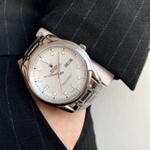 The Lao Li Dual Calendar Men's Watch features a 41mm diameter and 10mm thickness. This timepiece is the preferred choice for those who dare to blend classic elegance with modern innovation. Its 41mm case boasts a distinguished design with clean lines, establishing it as a quintessential modern classic timepiece.