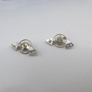 Alternative view of Left: (Authentic) --- Right: (Shanghai 4131) Detailed comparison of genuine vs. replica images for the Shanghai-molded Rolex in-house multifunction chronograph movement 4131. The 4131 movement is manufactured by Shanghai 4130, featuring a 75-hour power reserve. Movement finishing/plating/engraving/assembly are independently completed by Factory C.Therefore, strictly speaking, the Shanghai 4131 movement is a collaborative effort between Shanghai and Clean. Numerous issues present in the previous Shanghai 4130—such as movement stability, chronograph reset failure, rough finishing, incorrect dimensions, winding feel, and rotor noise—are all perfectly resolved in the 4131.Additionally, Clean exclusively contracts the Shanghai 4131 movement. Visual comparisons reveal that disassembled genuine 4131 and SH 4131 movements share identical appearance and dimensions, though minor differences exist in certain shock absorber stones.It's crucial to emphasize that the previous Shanghai 4130 movement and this 4131 belong to entirely different tiers of quality in every detail. A limited number of pre-release samples have already been distributed, receiving excellent feedback from clients. Of course, this 4131 still requires market validation—we ask for your patience, and it will surely deliver a pleasant surprise. The engraving shown in the images is a preliminary version; the final production batch will be much closer to the authentic design. Overall, the level of replication is exceptionally high.