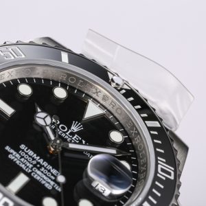 Alternative view of Black Ghost 1500, Green Ghost 1600 EW Factory V2 Premium Sub-High-End 3135 Movement [Genuine movement, not a plate-added movement; time adjustment direction matches the original]. Updated features: 1. The engraving pattern on the inner bezel is finer. 2. The white gold bezel markers are more refined, with no noticeable granular texture, and the color is closer to the original.3. Bezel engraving upgraded to match genuine technique, revealing distinct inner and outer engraving lines. 4. Sapphire crystal edges feature smoother chamfers. 5. Dial lettering reprinted. 6. Bracelet edge polishing enhanced.7. The inner side of the Submariner extension clasp now features black ceramic beads identical to the genuine version when opened. 8. The Rolex pattern on the inner side of the clasp has been polished, matching the latest genuine version. 9. The luminous pearls have been upgraded. The metal part of the luminous pearls now has internal bevels, and the visual effect is consistent with the genuine version. EW production, guaranteed premium quality.