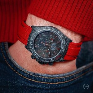 TW Factory ROLEX Cosmograph Daytona Carbon Fiber Custom Edition. This timepiece offers lightweight comfort with a rugged exterior, featuring a unique carbon fiber pattern on every case. 【Case】 Dimensions of 40x12.4mm perfectly match the original. TW Factory masterfully crafts the distinctive character of carbon fiber Rolex watches.Exclusively in the market, the entire case, bezel, and caseback are crafted from high-composite carbon fiber and ultra-bright luminous powder. Details undergo hand-finished chamfering and polishing for exceptional texture. 【Bracelet Clasp】The strap features a hand-woven synthetic fiber band, offering breathable comfort and soft texture. 【Movement】Equipped with the latest precise and mature Shanghai 4130 movement, it perfectly delivers powerful functionality, making it the king of value for money...