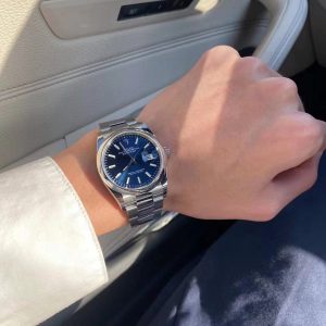 I've always loved the blue dial version of this watch. Check out these real-life shots—the details and color are spot-on. It's 100% authentic, okay?