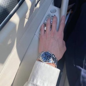 Alternative view of I've always loved the blue dial version of this watch. Check out these real-life shots—the details and color are spot-on. It's 100% authentic, okay?