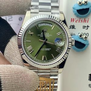 Alternative view of PPM Mods Weighted DD - Ceiling-Level 'Rolex DD Day-Date' PPM's replica redefines the weighted DD version, featuring genuine original molds for strap color, dial color, watch weight, and thickness. The strap incorporates ceramic tubes compatible with authentic models—this is not a compromised replica, but a comprehensive surpassing of materials and craftsmanship!Rejecting "market-grade" imitations, every gram of weight (precise 209g-212g) and every millimeter of thickness fights for the dignity of the original. Bracelet: Authentic 3mm thickness Weight: Approx. 107g (non-extended) 🈚 Ceramic tube version ±1-2g.Case: Original thickness: 12.3mm (non-thickened) Weight: Original 3255: 102g; Optional 2836: ±1g. Full series total weight: 209g-212g. ⚠️"Excludes diamond bezel models." Authentic thickness achieved through monolithic forging of high-density aerospace-grade military alloy, hardness rivaling 18K gold!Exclusive vacuum ion-plated gold technology delivers a luster infinitely close to 18K gold's signature warm texture, offering scratch resistance and durability. Precisely replicates every link's shape, thickness, and curvature of the genuine strap. Dial: Features original-grade raised ink, matching the top-tier dial craftsmanship of the factory. Sharp hands, full hour markers, and uniform luminescence.Movement options: Premium Edition 2836 or 3255 integrated movement (±72-hour power reserve) available for your selection!