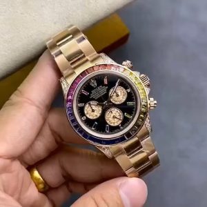 Crafted with utmost dedication to achieve the authentic Rolex Rainbow Daytona effect, this masterpiece was developed through substantial investment and meticulous engineering. Each of the three independent chronograph dials features a unique golden crystal effect, where mesmerizing reflections and vibrant hues showcase the crystal's exquisite structure. Every piece stands as a naturally formed work of art.The golden crystal chronograph dials create a striking contrast against the black dial, harmonizing with the gemstone hues. Paired with diamond-set hour markers and gold hands, the entire dial radiates a dazzling brilliance, achieving an overwhelming aesthetic appeal that makes it truly irresistible.Rolex's most sought-after Cosmograph Daytona model features a case crafted from imported genuine 904L steel, matching the authentic material specification. The steel bracelet boasts a finely brushed finish, a brighter, whiter luster, and exceptional durability against wear.[Function] The movement retains its powerful chronograph capabilities, now paired with the new 4130 full-function chronograph movement. [Bezel] The new one-piece ceramic bezel, crafted using advanced techniques, matches the authentic production process. Its engraved markings exhibit depth and smoothness. [Details] The hour markers feature a mirror-polished finish with no rough edges, utilizing Swiss-imported high-intensity luminous paint.Hour and minute hands feature grooved-cut black lacquer filling—not ordinary printing—resulting in vastly superior texture. High-transparency sapphire crystal delivers exceptional mirror-like quality. 【Quality】Enhanced stability and oxidation resistance. Fitted with a natural rubber strap, molded from the original design using identical materials to the genuine article. Noticeably softer and smoother texture ensures a more comfortable, snug fit on the wrist.