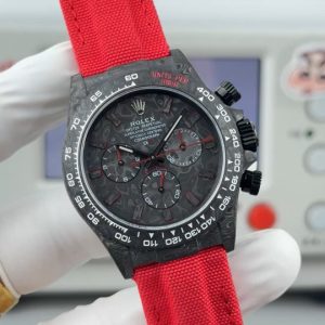 TW+ Daytona Series Carbon Fiber Luminous Case Custom Edition. This timepiece offers lightweight comfort with a rugged exterior, featuring a uniquely patterned carbon fiber material for each watch.                          【Case】Dimensions: 40mm x 12.4mm. TW Factory masterfully crafts the distinctive allure of carbon fiber Rolex.Exclusively in the market, the entire case, bezel, and caseback are crafted from high-composite carbon fiber and ultra-bright luminous powder. Details are meticulously hand-finished with chamfered and polished edges, delivering exceptional texture.                  【Bracelet Clasp】The strap features a hand-woven synthetic fiber band, offering breathable comfort and a soft texture.                       【Movement】Equipped with the latest precise and mature 4801 movement (matching the 4130 in functionality and thickness), it perfectly delivers powerful features—truly the king of value for money!!!