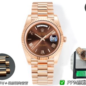 PPM Mods Weighted DD - Ceiling-Level 'Rolex DD Day-Date' PPM's replica redefines the weighted DD version, featuring genuine original molds for strap color, dial color, watch weight, and thickness. The strap incorporates ceramic tubes compatible with authentic models—this is not a compromised replica, but a comprehensive leap in materials and craftsmanship!Rejecting "market-grade" imitations, every gram of weight (precise 209g-212g) and every millimeter of thickness fights for the dignity of the original. Bracelet: Authentic 3mm thickness Weight: Approx. 107g (non-extended) 🈚 Ceramic tube version ±1-2g.Case: Original thickness: 12.3mm (non-thickened) Weight: Original 3255: 102g; Optional 2836: ±1g. Full series total weight: 209g-212g. ⚠️"Excludes diamond-set models." Authentic thickness achieved through monolithic forging of high-density aerospace-grade military alloy, with hardness rivaling 18K gold!Exclusive vacuum ion-plated gold technology delivers a luster infinitely close to 18K gold's signature warm texture, offering scratch resistance and durability. Precisely replicates every link's form, thickness, and curvature of the genuine strap. Dial: Features original-grade raised ink, matching the top-tier dial craftsmanship of the factory. Sharp hands, full hour markers, and uniform luminescence.Movement options: Premium Edition 2836 or 3255 integrated movement (±72-hour power reserve) available for your selection!