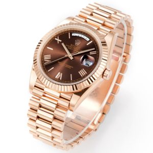 Alternative view of PPM Mods Weighted DD - Ceiling-Level 'Rolex DD Day-Date' PPM's replica redefines the weighted DD version, featuring genuine original molds for strap color, dial color, watch weight, and thickness. The strap incorporates ceramic tubes compatible with authentic models—this is not a compromised replica, but a comprehensive leap in materials and craftsmanship!Rejecting "market-grade" imitations, every gram of weight (precise 209g-212g) and every millimeter of thickness fights for the dignity of the original. Bracelet: Authentic 3mm thickness Weight: Approx. 107g (non-extended) 🈚 Ceramic tube version ±1-2g.Case: Original thickness: 12.3mm (non-thickened) Weight: Original 3255: 102g; Optional 2836: ±1g. Full series total weight: 209g-212g. ⚠️"Excludes diamond-set models." Authentic thickness achieved through monolithic forging of high-density aerospace-grade military alloy, with hardness rivaling 18K gold!Exclusive vacuum ion-plated gold technology delivers a luster infinitely close to 18K gold's signature warm texture, offering scratch resistance and durability. Precisely replicates every link's form, thickness, and curvature of the genuine strap. Dial: Features original-grade raised ink, matching the top-tier dial craftsmanship of the factory. Sharp hands, full hour markers, and uniform luminescence.Movement options: Premium Edition 2836 or 3255 integrated movement (±72-hour power reserve) available for your selection!