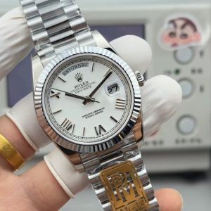 PPM Mods Weighted DD - Ceiling-Level 'Rolex DD Day-Date' PPM's replica redefines the weighted DD version, featuring genuine original molds for strap color, dial color, watch weight, and thickness. The strap incorporates ceramic tubes compatible with authentic models—this is not a compromised replica, but a comprehensive leap in materials and craftsmanship!Rejecting "market-grade" imitations, every gram of weight (precise 209g-212g) and every millimeter of thickness fights for the dignity of the original. Bracelet: Authentic 3mm thickness Weight: Approx. 107g (non-extended) 🈚 Ceramic tube version ±1-2g.Case: Original thickness: 12.3mm (non-thickened) Weight: Original 3255: 102g; Optional 2836: ±1g. Full series total weight: 209g-212g. ⚠️"Excludes diamond-bezel models." Authentic thickness achieved through monolithic forging of high-density aerospace-grade military alloy, hardness rivaling 18K gold!Exclusive vacuum ion-plated gold technology delivers a luster infinitely close to 18K gold's unique warm texture, offering scratch resistance and durability. Precisely replicates every link's shape, thickness, and curvature of the genuine strap. Dial: Features original-grade raised ink, matching the top-tier dial craftsmanship of the factory. Sharp hands, full hour markers, and uniform luminescence.Movement options: Premium Edition 2836 or 3255 integrated movement (±72-hour power reserve) available for your selection!