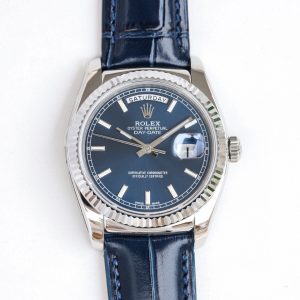 【U.S. President】DD, who once adored wearing Rolex! Rolex Datejust Series Day-Date 🎮XF3—it's the Blue Balloon of Rolex! DD Weighted Edition [v3 Factory-Upgraded Version] now in stock!The most iconic series in Rolex, none other than the DD! Rolex Day-Date Series 118135/118138/118139 [Full Color Range]! To maintain official dimensions and thickness, it features the 2836-2 automatic mechanical movement, with an exclusive custom integrated day-date disc for instant jumping! Presented in brand-new 904L steel case!【Upgrade 1】Crown: Positioned identically to the official model with a prominent design and a smooth, tapered finish matching the bracelet! 【Upgrade 2】Bracelet: Front side features the authentic color profile, while the reverse side bears the official code 346763. Font, color, and bracelet lines are perfectly synchronized with the official version! 【Upgrade 3】Crystal: The anti-counterfeit logo on the sapphire crystal features Rolex's new dotted emblem, technically engraved within the crystal's center.🎮【Upgrade 4】Case Back. Engravings on all four lug angles match the genuine version, with distinct markings for white, yellow, and rose gold cases! Both sandblasted and polished surfaces on the case back are meticulously replicated!【Upgrade 5】Side Profile: Case curvature and overall thickness are proportionally identical to the official model. Crown features the official two-tone waterproof symbol, and the side retains the authentic QR code sticker!The "Golden Rolex" is synonymous with the Rolex Day-Date, commonly abbreviated as DD. Its full official name is the Oyster Perpetual Day-Date. The earliest DD model likely originated from the President series, as the [U.S. President] famously favored wearing Rolex's solid gold DD, propelling it to fame—hence its nickname, the "President's Watch."Four simple words encapsulate this timepiece's defining features: waterproof, automatic, date, day. Limited stock available—act fast! 🎮 Sanjie Exquisite presents this meticulously crafted men's mechanical watch. SJ delivers ultra-realistic product photography.